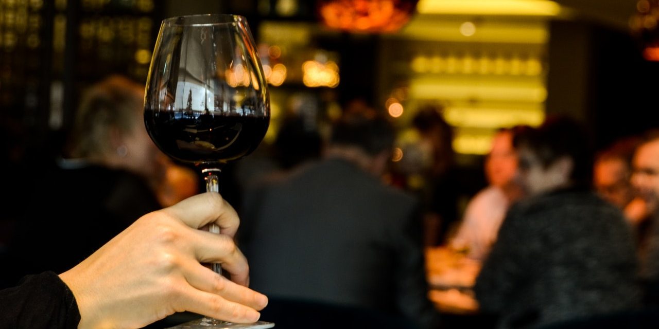 restaurant-person-people-hand elevate-wine-program-without-floor-somm